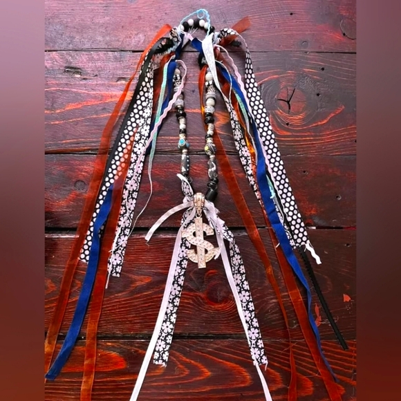 A bib - Picture 1 of 1